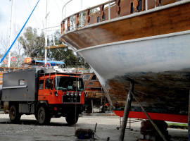 Am Strand von Demre stehen im Winter mindestens 50 Holzboote zur Reparatur auf dem Trockendock
